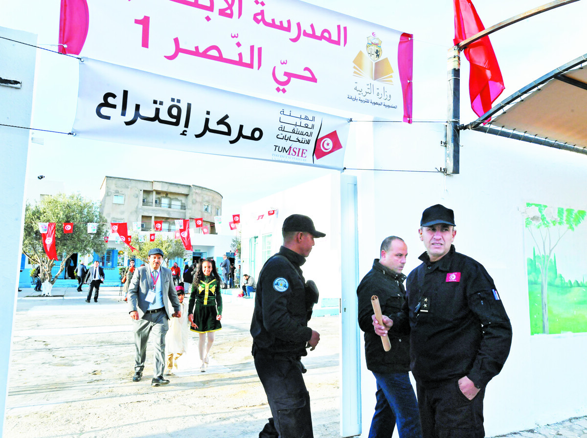 Тунис открыл избирательные участки для всех избирателей